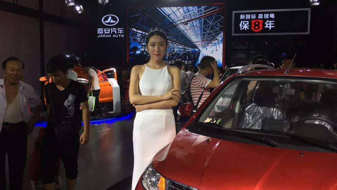 不要流鼻血!济南展会美女车模云集,低速电动车市场迎来利好发展!-1.jpg