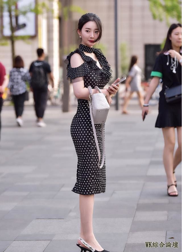 街拍：长相甜美个性另类的妹子，丰腴有致！-8.jpeg