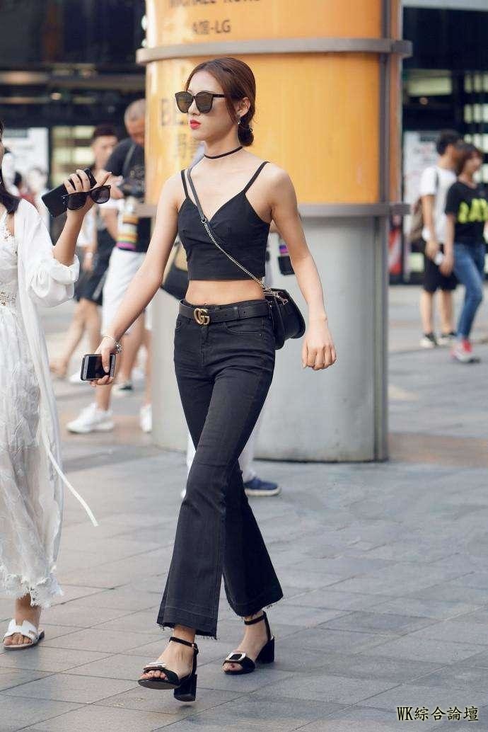 街拍：身材高挑的闺蜜,两位美女的身材都超好,都穿着性感的包臀-1.jpeg