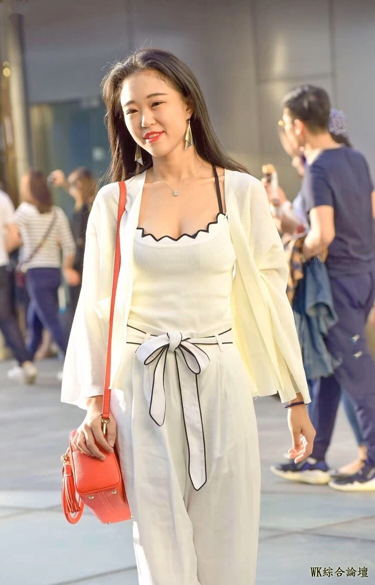 街拍：美女仅用纯净白色就能完胜五颜六色，白色太好穿啦-1.jpeg