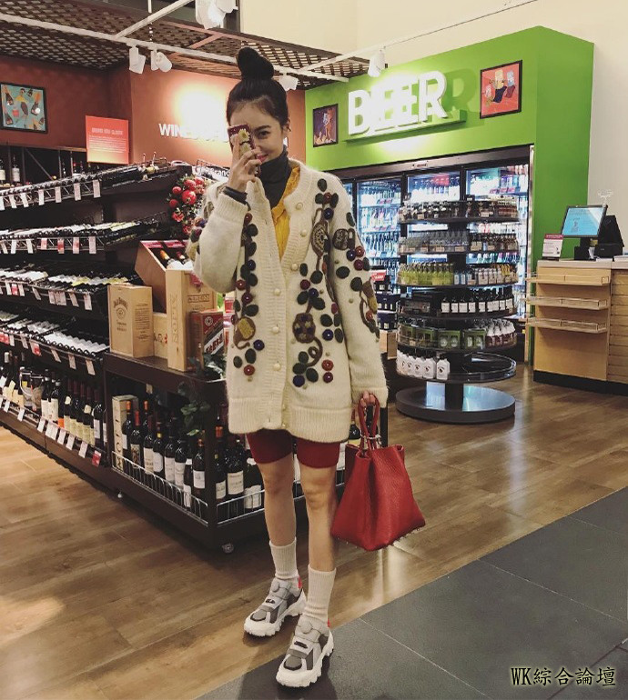 泫雅厉害！“奶奶款”毛衣混搭三分裤都穿出高级感，小鸟腿更惊艳-2.jpeg