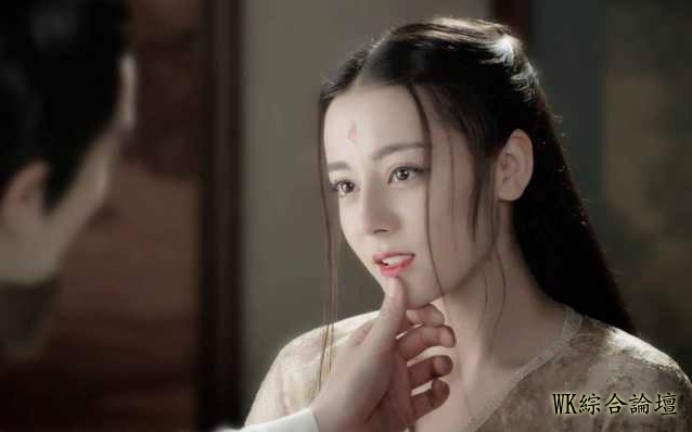 迪丽热巴早年最美写真曝光！穿吊带睡衣身材火辣，秀白皙美背！-1.png