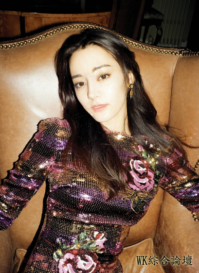迪丽热巴早年最美写真曝光！穿吊带睡衣身材火辣，秀白皙美背！-4.png