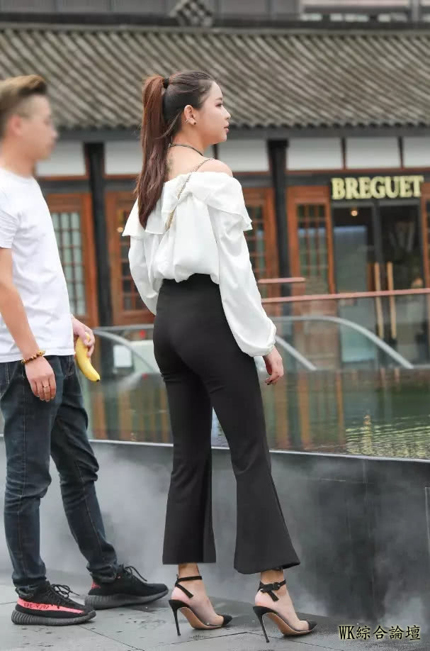 街拍：穿喇叭裤，身材丰腴，在湖边游玩的性感美女，你是否喜欢？-4.jpeg
