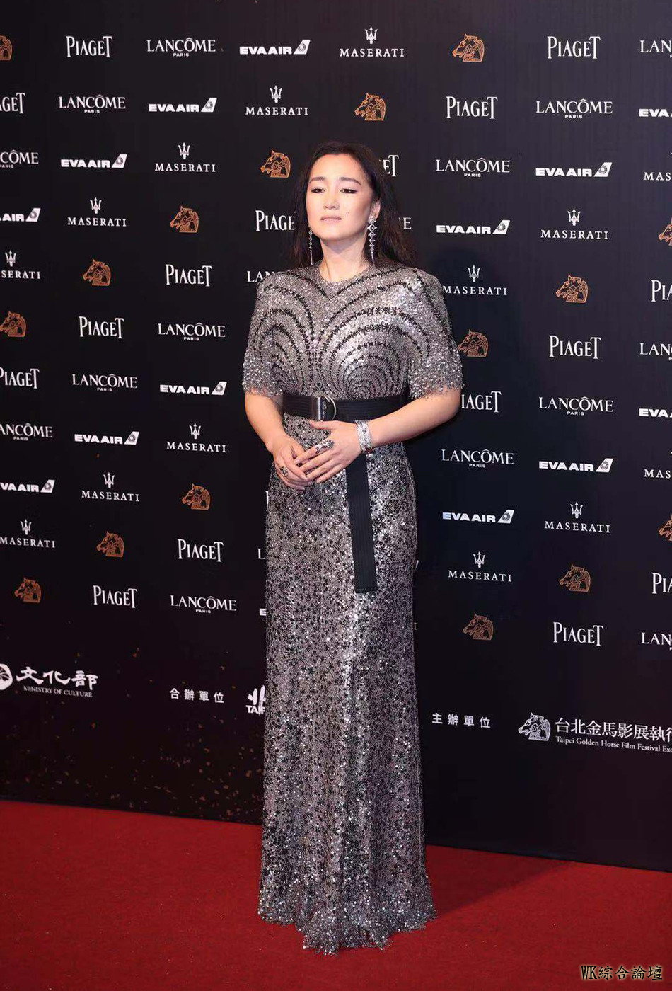 巩俐穿银色连衣裙亮相金马奖，气质虽满分，但水桶腰太显眼-3.jpeg