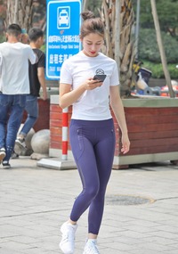 街拍：蓝色紧身裤配白色短袖T恤的美女