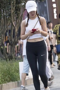 街拍美女：今年流行的健身装搭配同样潮的脏脏鞋，让运动更潮范！