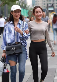 街拍美女：小姐姐修身百搭的紧身裤穿搭，你也可以成为焦点