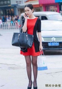 街拍：面容精致的美女小姐姐，穿着红色连衣裙小黑丝，妩媚又性感